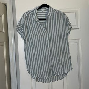 BeachLunchLounge Short sleeve button down. Size xs